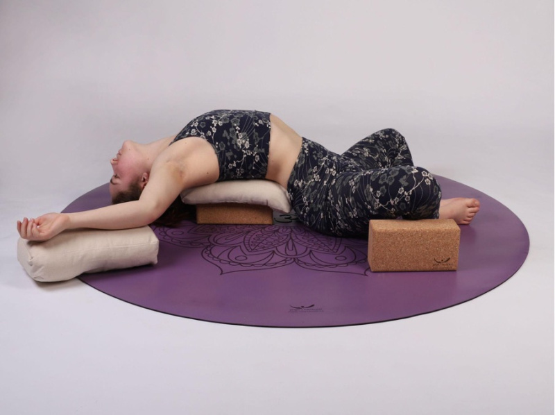 Podpůrný polštář pro jógu a meditaci